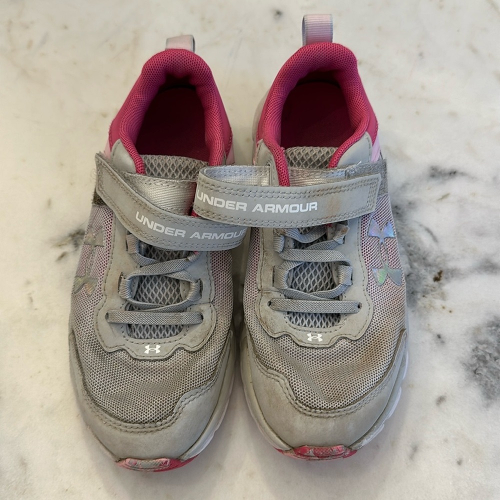 Girl’s Under Armour Grey Sneakers 🌸